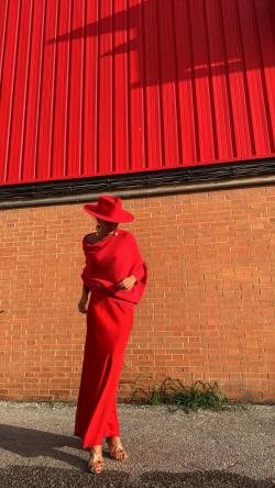 VIOLA roja, falda satinada