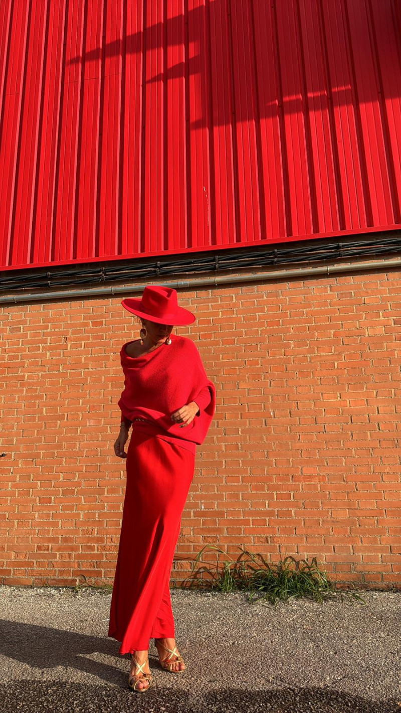 VIOLA roja, falda satinada