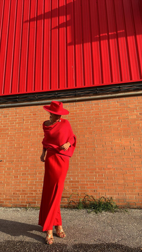 VIOLA roja, falda satinada