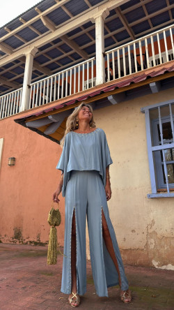 BEGOÑA , conjunto pantalón y blusa celeste .